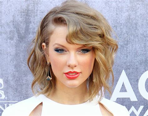 Taylor Swifts Makeup Looks Slideshow