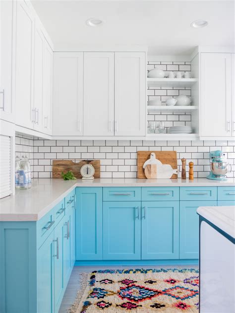 Whether you're a diyer updating your kitchen or a pro building a kitchen in a new home, lowe's has the kitchen cabinets you need to bring style and storage to your space. 20 Gorgeous Kitchen Cabinet Color Ideas for Every Type of Kitchen | Homelovr