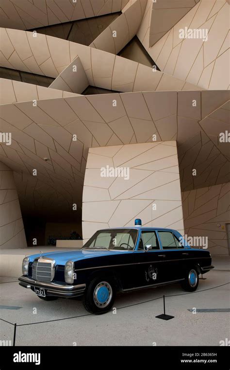 un mercedes benz 1972 280e fuera del emblemático museo nacional de qatar doha qatar fotografía