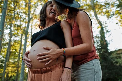 Primer Plano De Una Pareja De Lesbianas Embarazadas Haciendo Una Sesi N