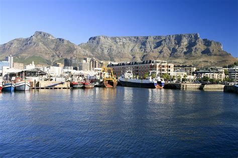 Aufgeschnittener tafelberg mit bunten keramikschichten. Tafelberg, Kapstadt
