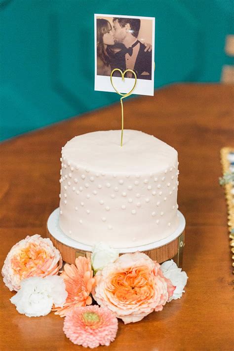 Common sense says that the couple leaning towards funny wedding cake toppers is ten times as likely to misbehave during the wedding cake exchange. 9 Personalised Wedding Cake Topper Ideas | CHWV ...