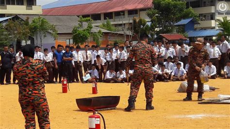 Prinsip kerja mencegah kebakaran sama dengan terjadinya kebakaraan, yaitu merokok baik langsung atau tidak langsung dapat merupakan penyebab banyaknya kebakaran, bahkan pihak. Latihan Kebakaran Semester 1 SMIH JB | Sekolah Islam Hidayah