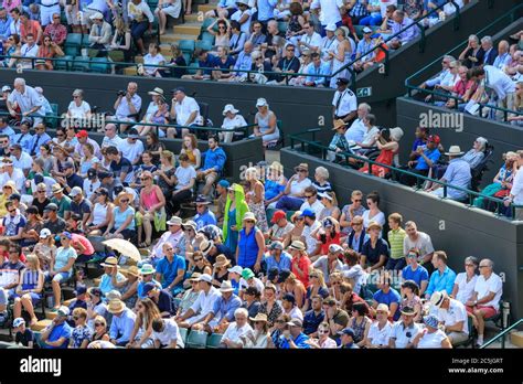 The Crowd Watch The Tennis Hi Res Stock Photography And Images Alamy