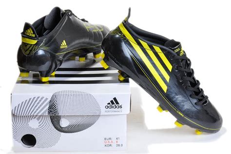 Ia menyaksikan salah akan menyarung kasut bola berwarna emas dan putih dengan perkataan 'salah100' di sebelah tepi. kasut bola: Adidas