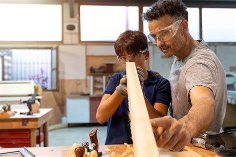 Padre Enseñando A Su Hijo A Trabajar Con Madera En Una Carpintería