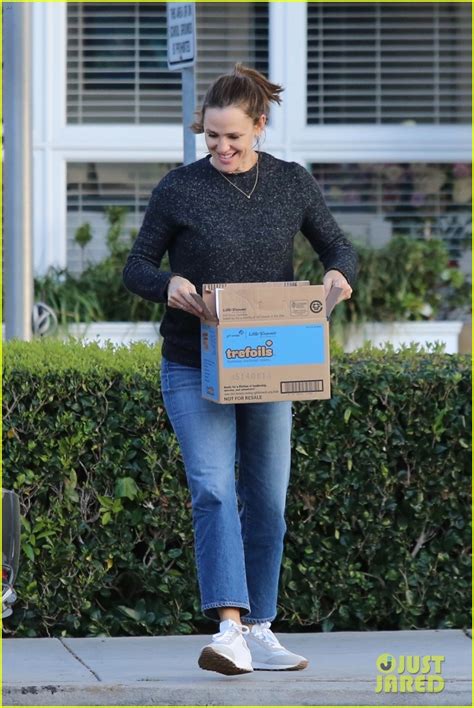 Jennifer Garner Loads Boxes Of Girl Scout Cookies Into Her Car Photo 4429653 Jennifer Garner