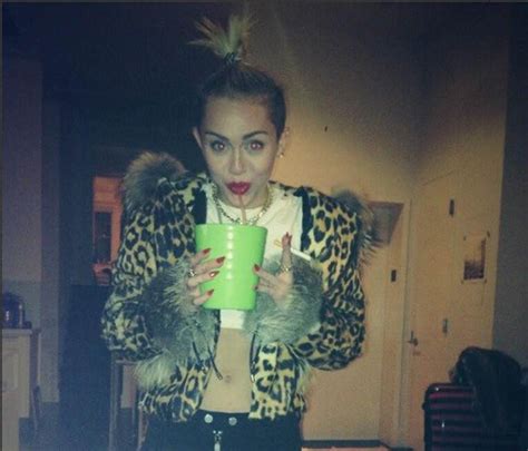 Miley Cyrus Anuncia Nova Turnê E Dá Dicas A Edward Norton Vírgula