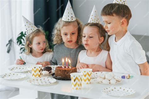 Sentado Junto A La Mesa Con Pastel Celebrando Cumpleaños Grupo De Niños