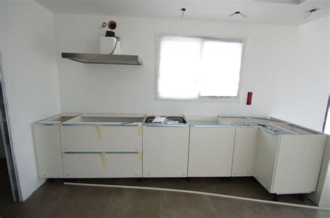 Un caisson de cuisine est souvent composé de 2 côtés, 1 dessus, 1 dessous et souvent d'un fond arrière. Probleme pose cuisine ixina : lave vaisselle - 11 messages