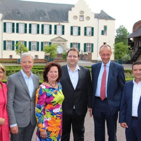 Možete ubaciti do 3 fotografije ili videa. Norbert Röttgen im Gespräch mit Friedrich Merz (August ...