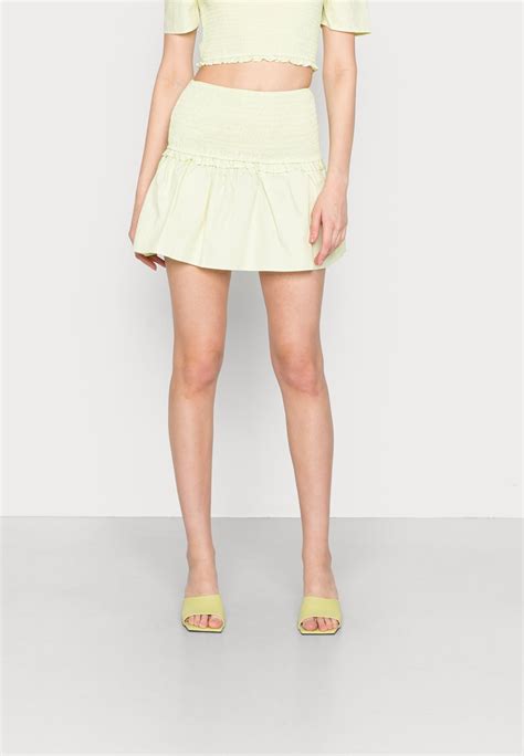 Glamorous Smocked Mini Skirt With Peplum Minirok Apple Greengroen