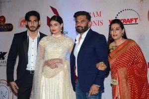 Athiya shetty is an indian actress who is the daughter of suniel shetty. Athiya Shetty Family Photos, Father, Mother, Biography