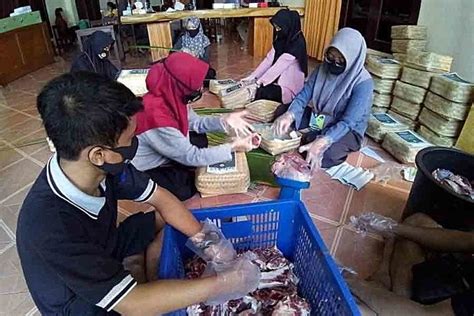 We often use similes in our everyday conversation, while drawing comparisons of one thing to another. Sembelih Hewan Kurban dengan Penerapan Protokol Kesehatan ...