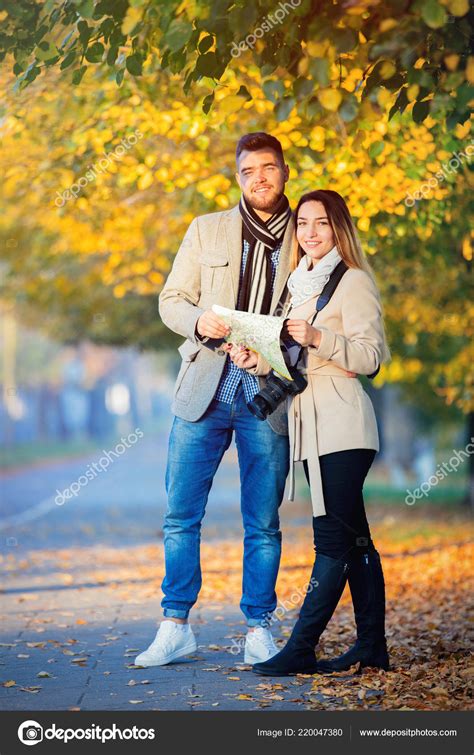 Pareja Jóvenes Viajes Con Mapa Cámara Callejón Otoño Ciudad Fotografía De Stock