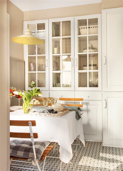 Το ikea family είναι για όλους εσάς που έχετε πάθος για το σπίτι και ψάχνετε πολλές ιδέες και λύσεις. Una cocina muy pequeña reformada con buenas ideas