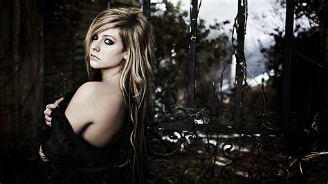 Hd Wallpaper Avril Lavigne Singer Bare Shoulders Women Celebrity Gates Wallpaper Flare