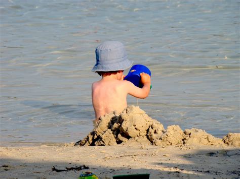 5 Ideas Para Jugar Con Los Niños En La Playa Playas De España