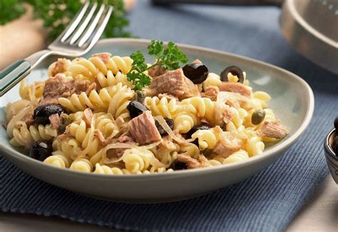 Dovete procurarvi un capiente cesto di vimini e. Ricetta Fusilli al tonno e olive nere - La ricetta di ...