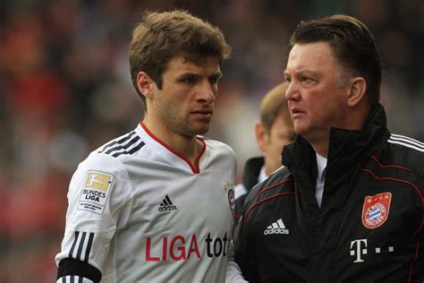 Louis van gaal ehemaliger fußballspieler aus niederlande zentrales mittelfeld zuletzt bei az alkmaar* 08.08.1951 in amsterdam, niederlande. Louis van Gaal über Bayern-Star Thomas Müller - LigaLIVE