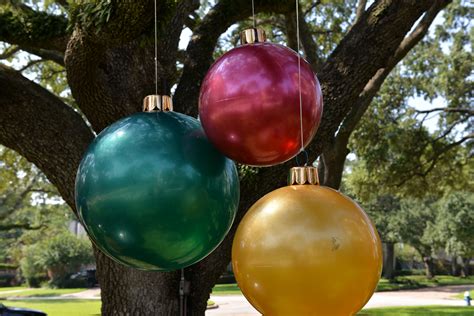 20 Outdoor Christmas Tree Ornaments