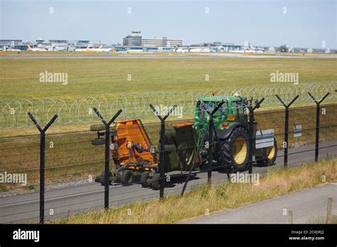 Manchester Airport Perimeter Fence Used By Cyclist And Walkers Stock