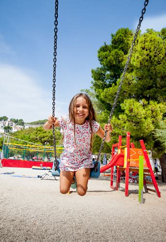 photo libre de droit de 6 ans fille joyeuse sur vacances À la plage À laide de swing sur le
