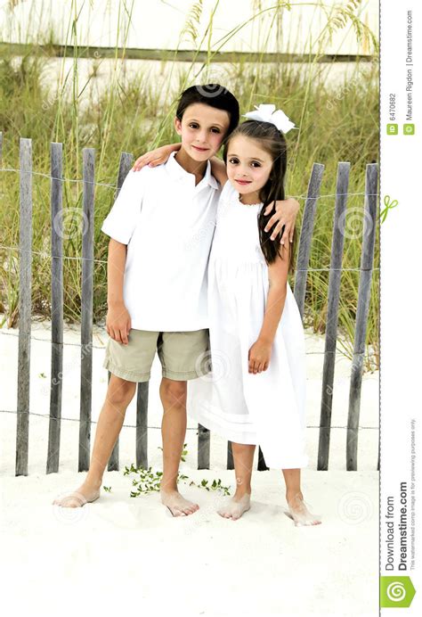 Bruder und Schwester stockfoto Bild von schön leute