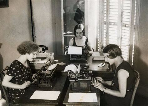 Before Computer Here Is What People Worked With Their Typewriters In