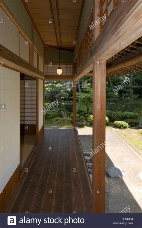 Nu ligt het zogeheten reproductiegetal (r) boven de 1, wat. Covered wooden veranda open to sunny view of Japanese ...