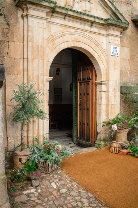 Maybe you would like to learn more about one of these? Decoración de iglesia sencilla para boda de campo | Flores ...