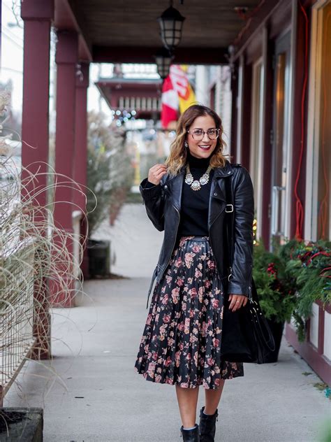 Cute Holiday Outfit Idea With Glasses Something About That Street Style Fall Outfits