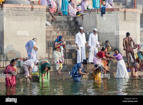 Varanasi India Los hindúes bañándose y rezando en el río Ganges Fotografía de stock Alamy