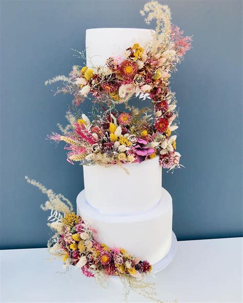 Decorate Wedding Cake With Flowers