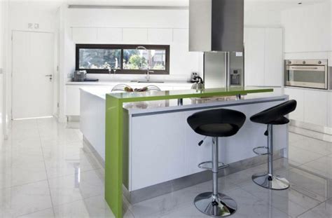 Si una cocina no cuenta con suficiente espacio como para colocar una mesa redonda cerca o una mesa cuadrada con cuatro sillas hay diversas maneras de adaptar la barra americana en tu cocina Cocina americana con barra, funcionalidad en tu hogar.
