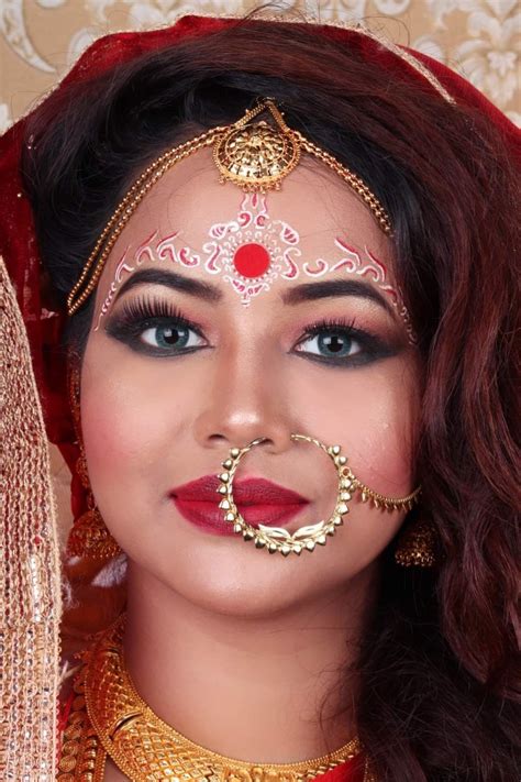 Pin By M On Bangladeshi Brides Bridal Nose Ring Indian Bridal Makeup Bridal Makeup Looks