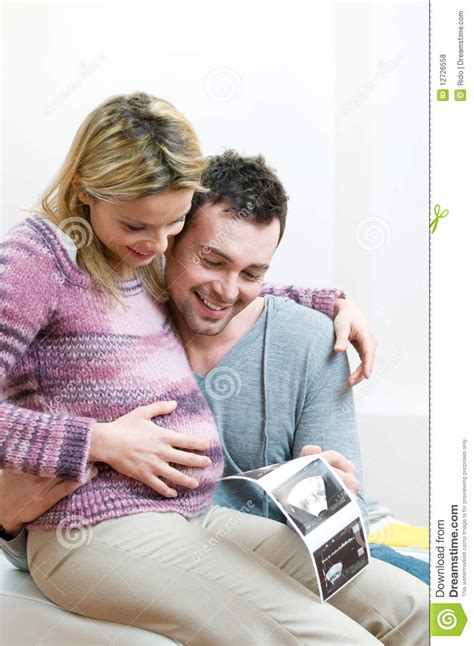 Pares Jovenes Embarazados Felices Con Sonogram Del Bebé Foto De Archivo