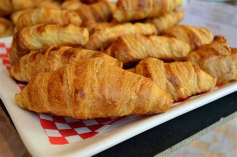 Disponiamo i croissant in una placca rivestita con della carta da forno. I cornetti salati di pasta sfoglia al salmone perfetti per ...