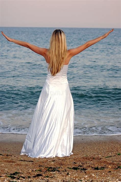 Ragazza Sulla Spiaggia Del Mare Fotografia Stock Immagine Di Felice