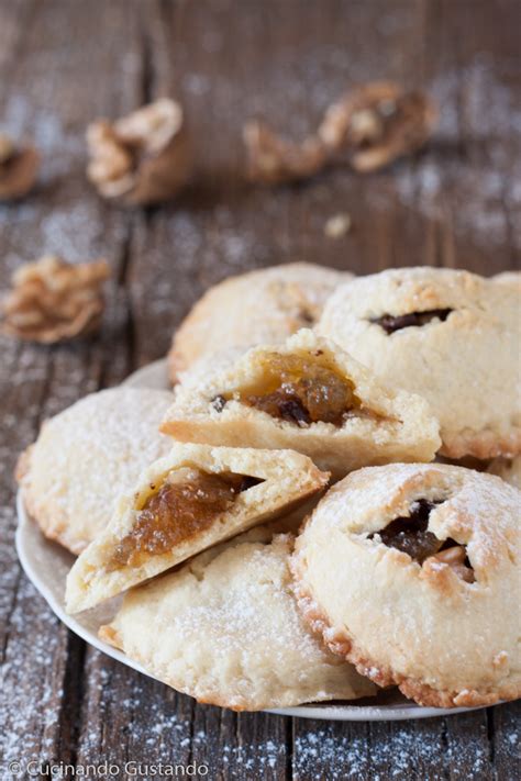 Sono veramente squisiti e sono anche adatti agli intolleranti al lattosio. Biscotti ripieni di marmellata noci e cioccolato