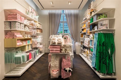 Die schale ist innen geriffelt und hat einen goldfarbenen rand. First look at the H&M Home range in the new Melbourne store - The Interiors Addict