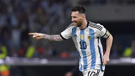 Lionel Messi show nel 7-0 contro Curaçao: tripletta e superata quota