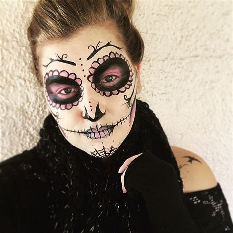 Fragrance, a preservative, antioxidants and color are added to the liquids and mixed until they are around 80ºf. Sugar skull #makeup #halloween #sugarskull #diy #diymakeup (con imágenes) | Maquillador