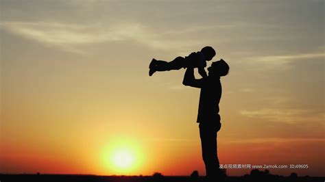 原版夕阳下父亲抱起孩子亲子实拍视频素材其它视频素材下载高清1920x1080视频素材下载凌点视频素材网编号49605