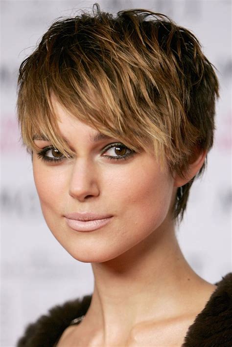She pulled off this fierce short hairstyle to some extent! Celebrity Hairstyles and Haircuts | Cabelo curto, Cabelo ...