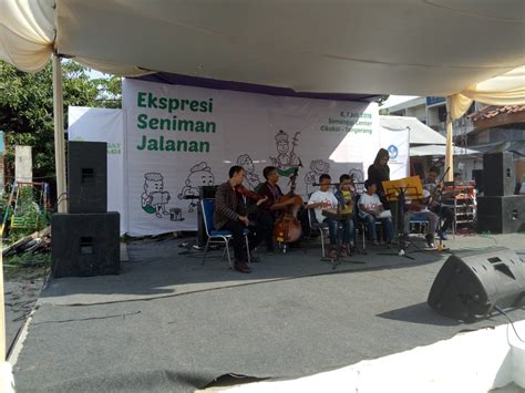 Pa ini pembantu baru yang gantiin si warni, aku baru ambil dari yayasan di depok. Seniman Jalanan Unjuk Gigi di Semanggi Center Cikokol ...