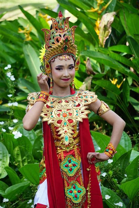 Indonesian Traditional Dancers With Traditional Clothes Editorial Stock