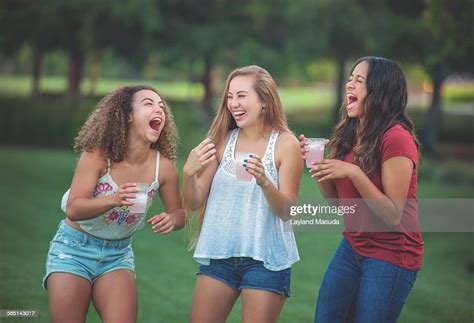 Best Friends Laughing Teen Girls Bildbanksbilder Getty Images