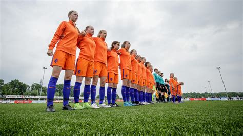 De nederlandse trainers zijn niet meer zo gegeerd als ze ooit waren, het zijn niet in nederland worden trainers gemaakt. Jeugdplan Nederland meiden | KNVB
