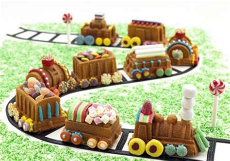 Kereta api indonesia (persero) telah banyak mengoperasikan ka penumpangnya, baik ka utama (komersil dan non komersil) setiap rangkaian kereta. Kue Ulang Tahun Kereta Api Mini : Domino Cake Pusat Grosir ...